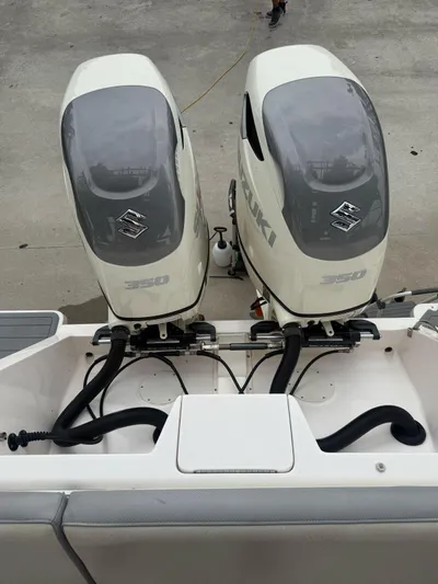 Soggy Dollars Yacht Photos Pics 2007 Intrepid 35 Walkaround with twin Suzuki 350 outboard engines, top view.