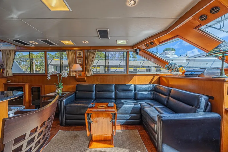 Traveller Yacht Photos Pics Luxurious interior of 1996 Jefferson 52 Rivanna Cockpit MY yacht with leather seating.