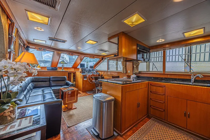 Traveller Yacht Photos Pics Luxurious interior of a 1996 Jefferson 52 Rivanna Cockpit MY yacht with modern amenities.