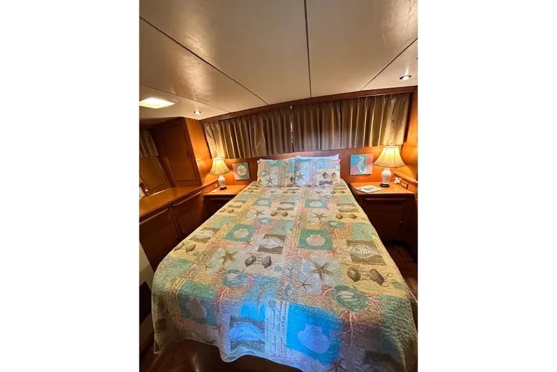 Traveller Yacht Photos Pics Cozy bedroom in 1996 Jefferson 52 Rivanna Cockpit MY yacht with nautical-themed bedding.