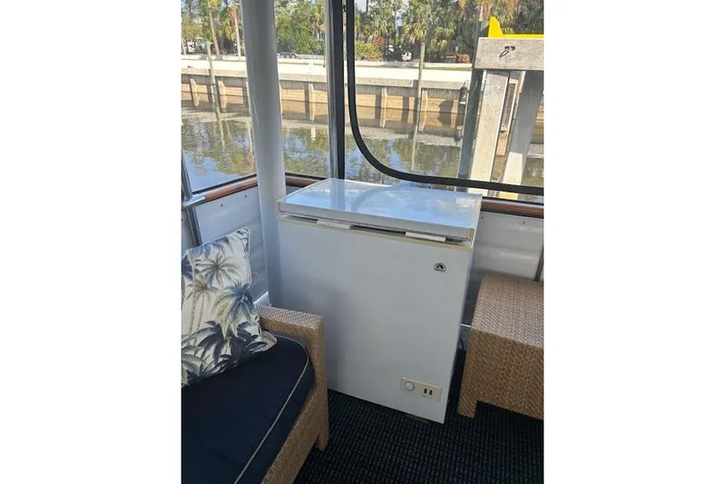 Traveller Yacht Photos Pics Interior of 1996 Jefferson 52 Rivanna Cockpit MY with a white chest freezer.