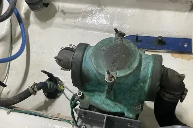 Traveller Yacht Photos Pics Engine component of a 1996 Jefferson 52 Rivanna Cockpit MY boat.