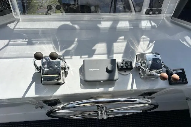 Traveller Yacht Photos Pics Control panel of a 1996 Jefferson 52 Rivanna Cockpit MY yacht with steering wheel.