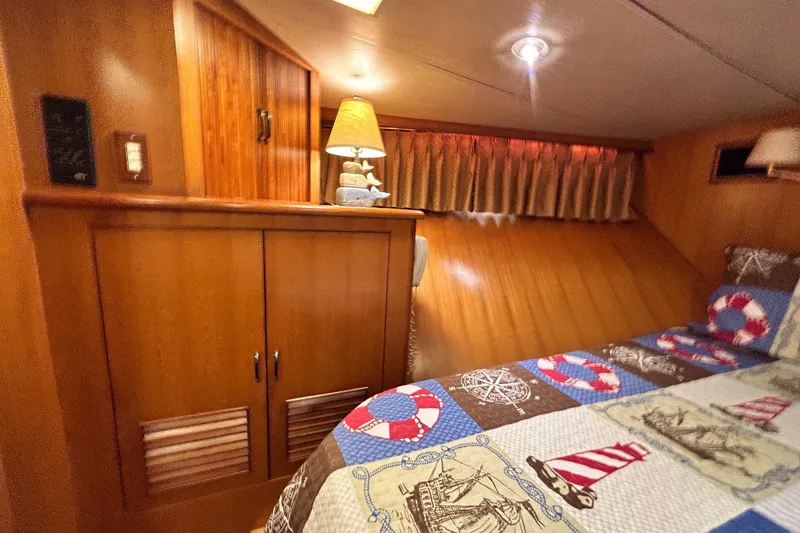 Traveller Yacht Photos Pics Cozy cabin interior of 1996 Jefferson 52 Rivanna Cockpit MY with nautical-themed bedding.