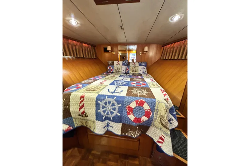 Traveller Yacht Photos Pics Cozy cabin interior of 1996 Jefferson 52 Rivanna Cockpit MY with nautical-themed bedding.