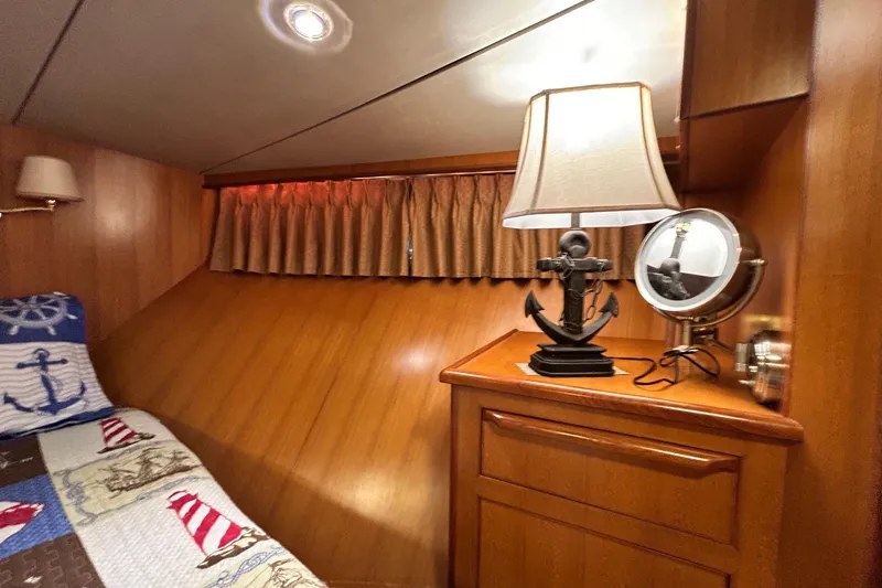 Traveller Yacht Photos Pics Cozy cabin interior of 1996 Jefferson 52 Rivanna Cockpit MY with nautical decor.