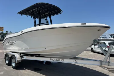 Robalo R200 Center Console