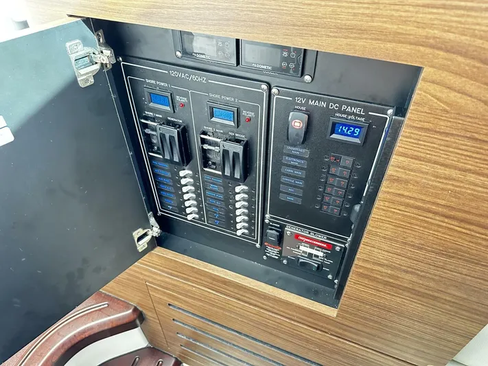  Yacht Photos Pics 2022 Boston Whaler 350 Realm - Image 29