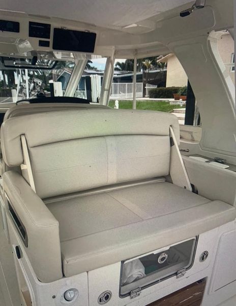 2020 Boston Whaler 350 Realm