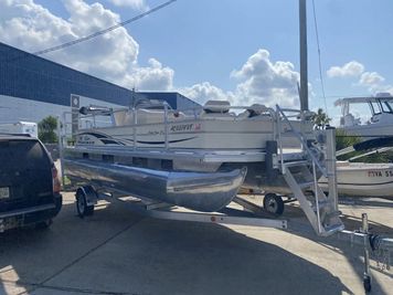 Sun Tracker 21 Fishing Barge