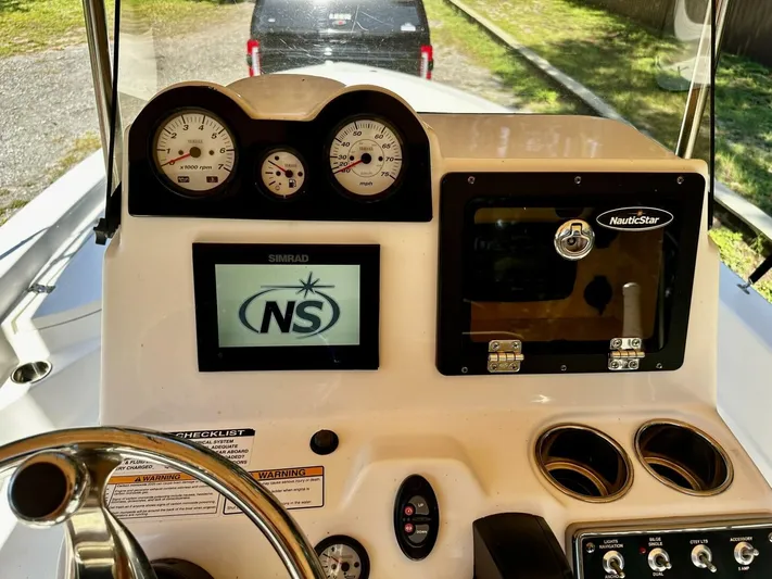  Yacht Photos Pics 2020 Nauticstar 227 Bay - Image 13