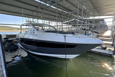 Cruisers Yachts 39 Express Coupe
