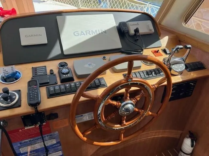  Yacht Photos Pics 2006 Mainship 43 Trawler - Image 24