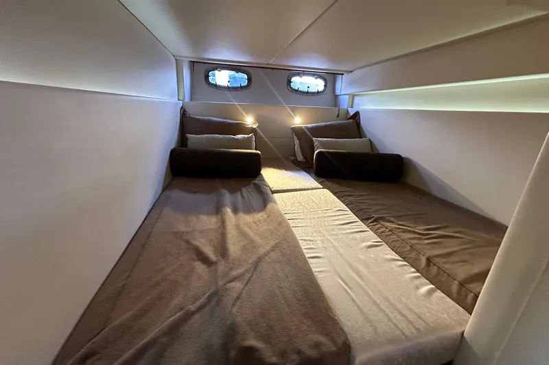 Life's Grande Yacht Photos Pics Cozy twin bed cabin in 2012 Sea Ray 470 Sundancer yacht.