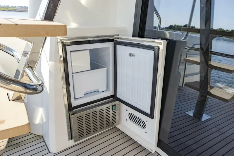  Yacht Photos Pics 2024 Prestige 460 - Image 21