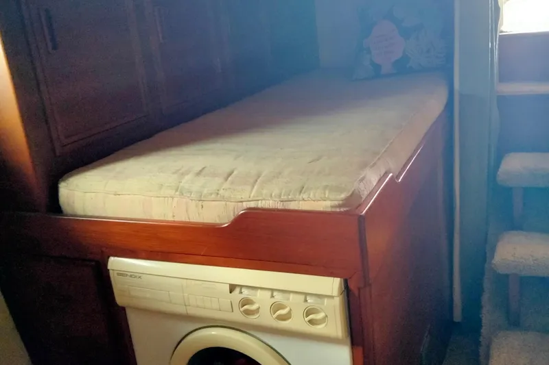 "travler" Yacht Photos Pics Interior of 1985 50' Pacifica Long Range Sportfisherman with bed and washing machine.