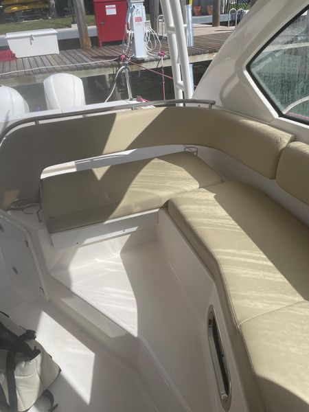 2016 Pursuit 325 OS Offshore