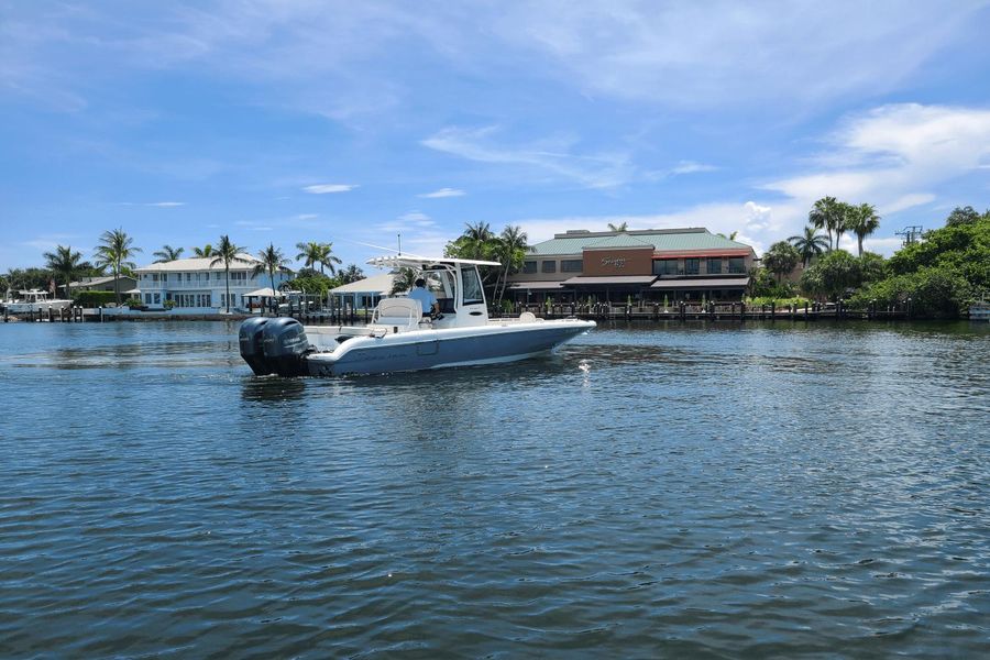 2022 Sea Hunt 27 ESCAPE