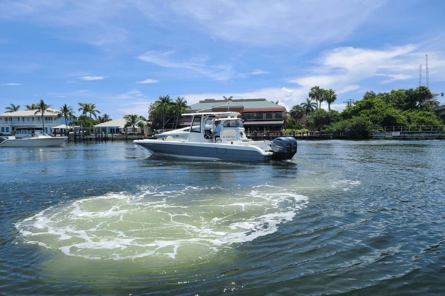 2022 Sea Hunt 27 ESCAPE