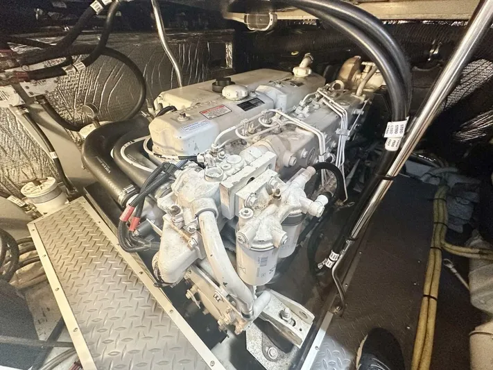  Yacht Photos Pics 2004 Cruisers Yachts 405 - Image 31