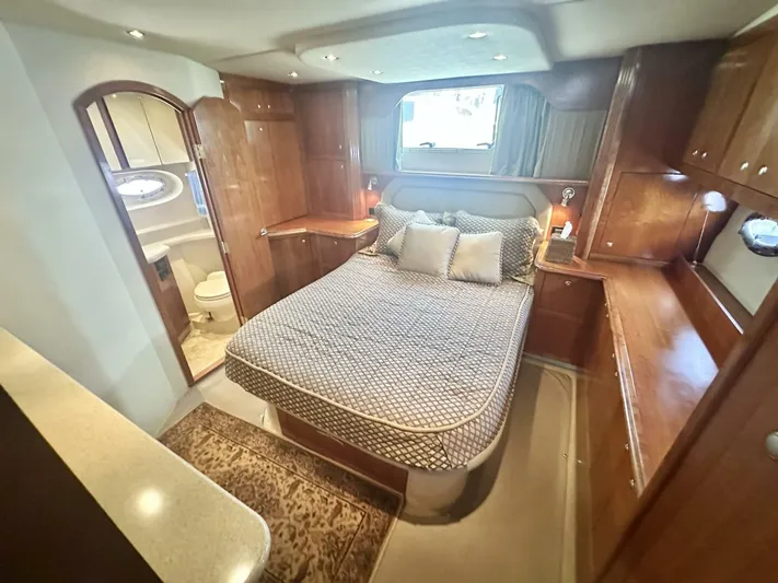  Yacht Photos Pics 2004 Cruisers Yachts 405 - Image 18