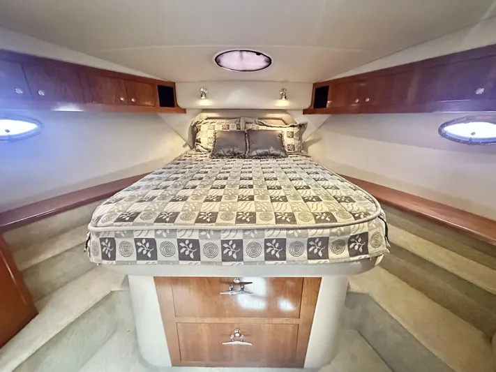  Yacht Photos Pics 2004 Cruisers Yachts 405 - Image 25