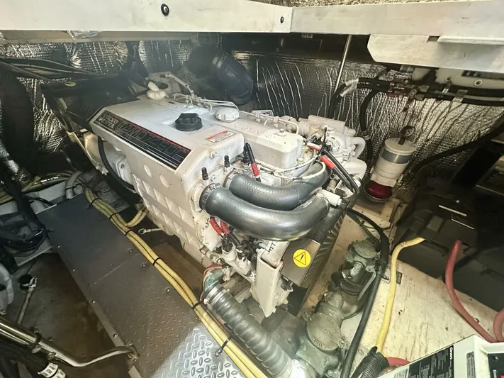  Yacht Photos Pics 2004 Cruisers Yachts 405 - Image 30