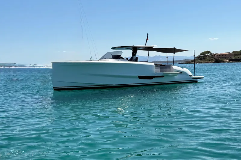  Yacht Photos Pics 2022 Solaris Power 44 Open yacht on clear blue water, side view.