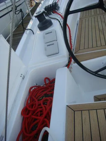 Bonejour Yacht Photos Pics Hanse 385 sailboat cockpit with red ropes and wooden seating, 2012 model.