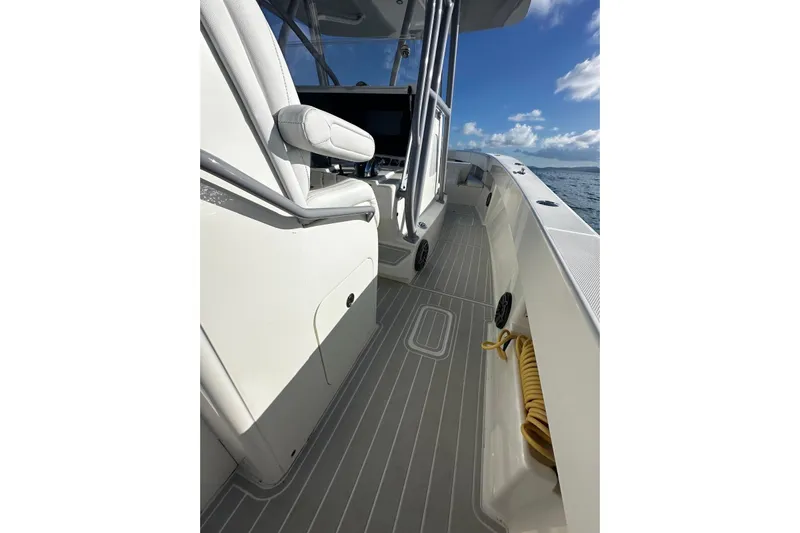  Yacht Photos Pics 2020 SeaVee 390Z boat interior with sleek design and ocean view.