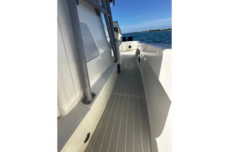  Yacht Photos Pics 2020 SeaVee 390Z boat deck with ocean view, showcasing sleek design and spacious walkway.