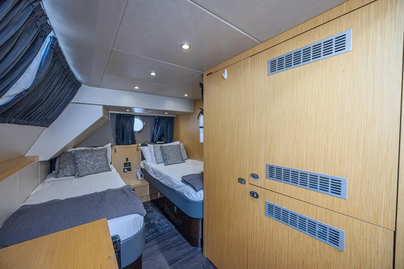 Dirty Dawg Yacht Photos Pics 