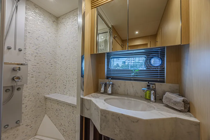 Dirty Dawg Yacht Photos Pics 