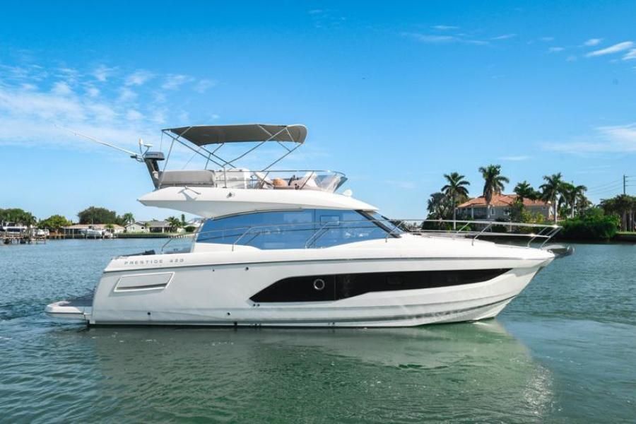 2021 Prestige 420 Flybridge