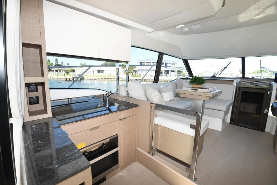 2021 Prestige 420 Flybridge