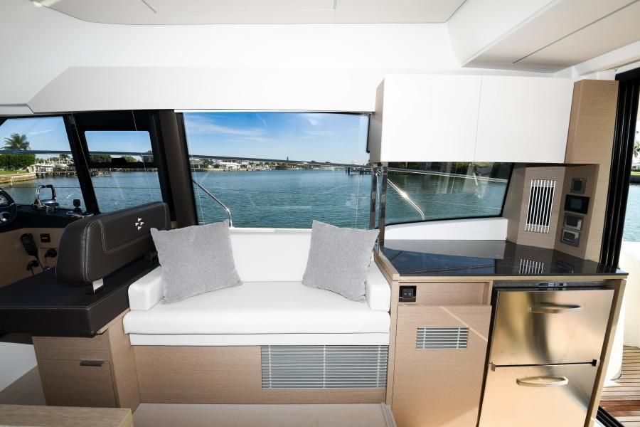 2021 Prestige 420 Flybridge