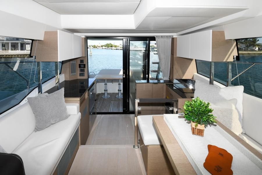 2021 Prestige 420 Flybridge