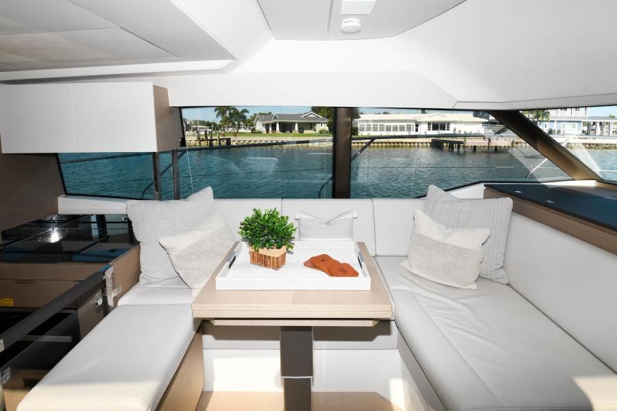 2021 Prestige 420 Flybridge