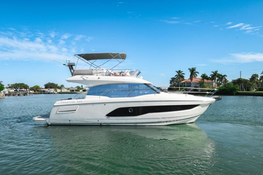 2021 Prestige 420 Flybridge