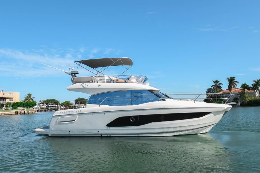 2021 Prestige 420 Flybridge