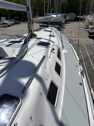 Memories Yacht Photos Pics 2004 Hunter 466 sailboat deck with multiple windows and sleek design.