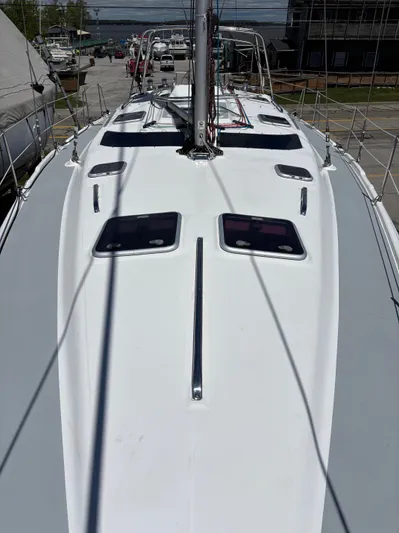 Memories Yacht Photos Pics 2004 Hunter 466 sailboat deck with hatches and mast, docked at marina.