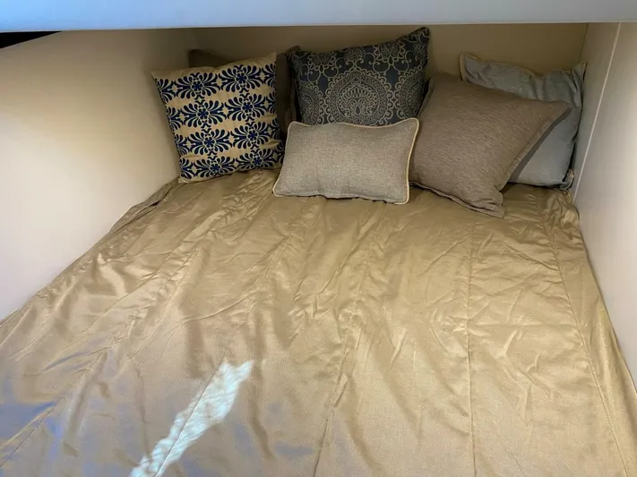 Mabe's Kid Yacht Photos Pics 2017 Carver C37 Coupe Diesel - Image 39