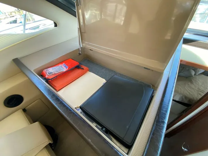 Mabe's Kid Yacht Photos Pics 2017 Carver C37 Coupe Diesel - Image 30