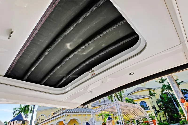 Sensei I Yacht Photos Pics 2021 Sea Ray SLX 400 boat interior roof with retractable sunshade.