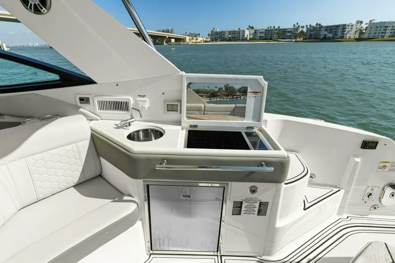  Yacht Photos Pics 2022 Sea Ray 320 Sundancer - Image 17