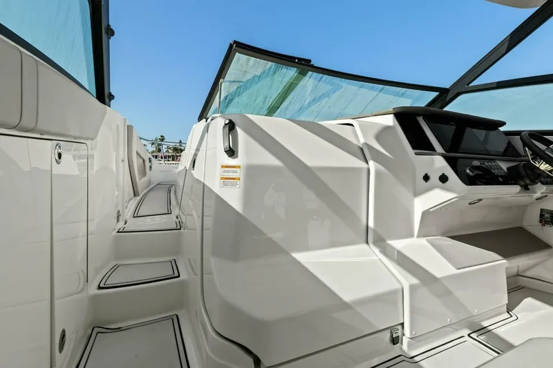  Yacht Photos Pics 2022 Sea Ray 320 Sundancer - Image 24