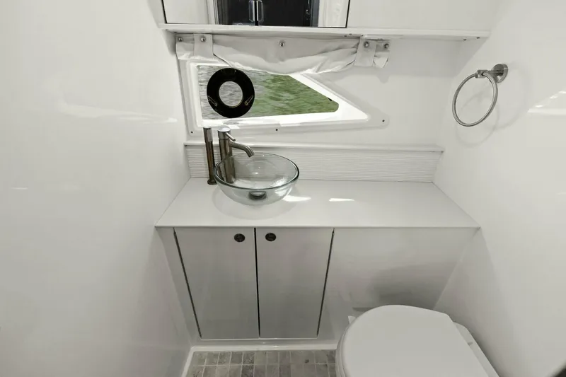  Yacht Photos Pics 2022 Sea Ray 320 Sundancer - Image 31