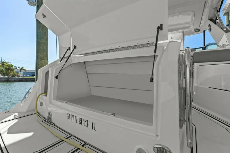  Yacht Photos Pics 2022 Sea Ray 320 Sundancer - Image 14