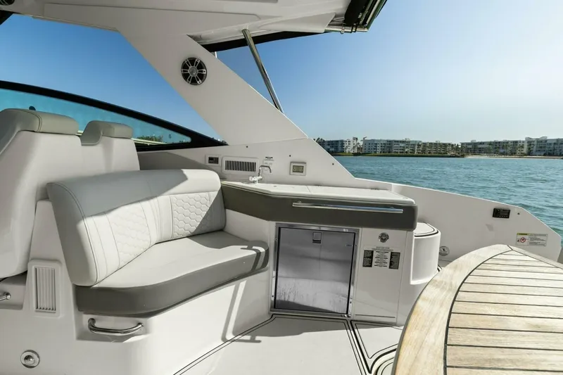 Yacht Photos Pics 2022 Sea Ray 320 Sundancer - Image 3
